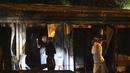 Petugas polisi dan forensik menyelidiki lokasi di rumah sakit darurat yang terbakar setelah kebakaran di kota Tetovo, Makedonia Utara, Kamis (9/9/2021). Kebakaran tersebut menewaskan sedikitnya 10 pasien. (AP Photo/Boris Grdanoski)