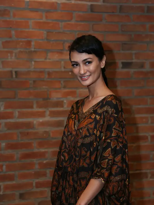 "Enggak ada persiapan, biasa aja. Kita enggak pakai seragam-seragam. Tahun ini yang penting hatinya aja yang bersih dan saling maaf-maafan," ungkap Atiqah Hasiholan di bilangan Senayan, jakarta, Jumat (1/7/2016). (Nurwahyunan/Bintang.com)