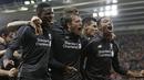 Para pemain Liverpool merayakan gol Daniel Origi (kiri)  saat melawan Southampton pada laga perempat final Piala Liga Inggris di Stadion St. Mary's, Southampton, Kamis (3/12/2015) dini hari WIB. (AFP Photo/Adrian Dennis)