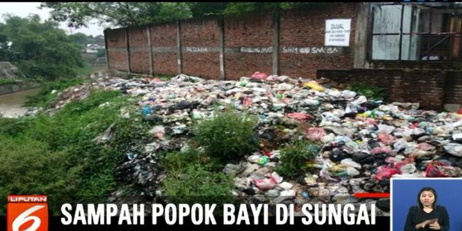 Hamparan Sampah Popok Bayi Penuhi Sungai Brangkal Mojokerto