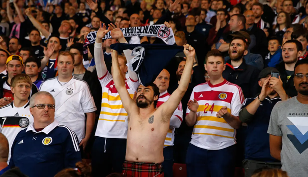 Kehebohan ribuan fans Timnas Jerman saat menonton pertandingan di Hampden Park , Glasgow, Skotlandia, Senin (7/9/2015). Jerman menang atas Skotlandia dengan skor 3-2. (Reuters/Russell Cheyne)