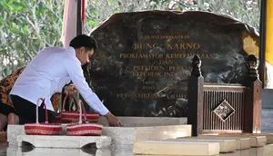 Wakil Presiden (Wapres), Gibran Rakabuming Raka  ziarah ke makam Presiden pertama Republik Indonesia, Soekarno di Blitar. (Foto: Biro Pers, Media, dan Informasi Sekretariat Wakil Presiden).