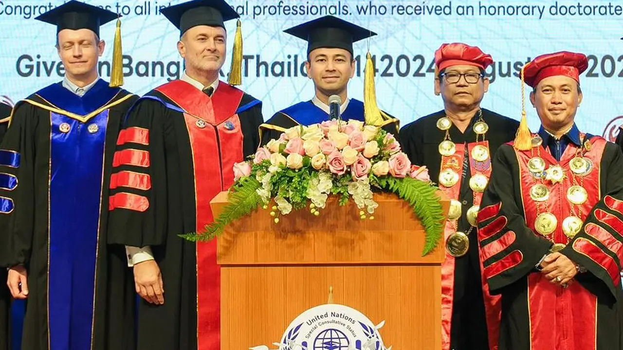 Raffi Ahmad Dapat Gelar Doktor HC