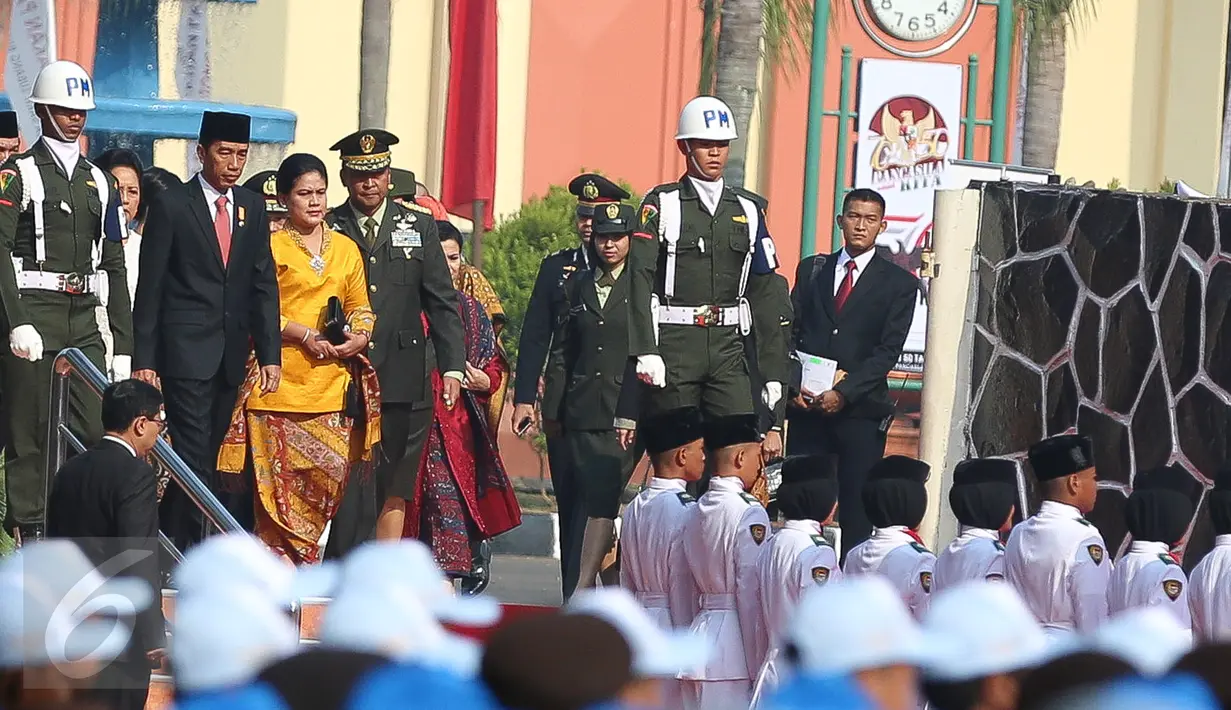 Presiden Jokowi bersama Ibu Negara, Iriana tiba di Monumen Pancasila Sakti, Jakarta, Kamis (1/10).‎ Jokowi memimpin Peringatan Hari Kesaktian Pancasila yang bertema Kerja Keras dan Gotong Royong Melaksanakan Pancasila. (Liputan6.com/Faizal Fanani)