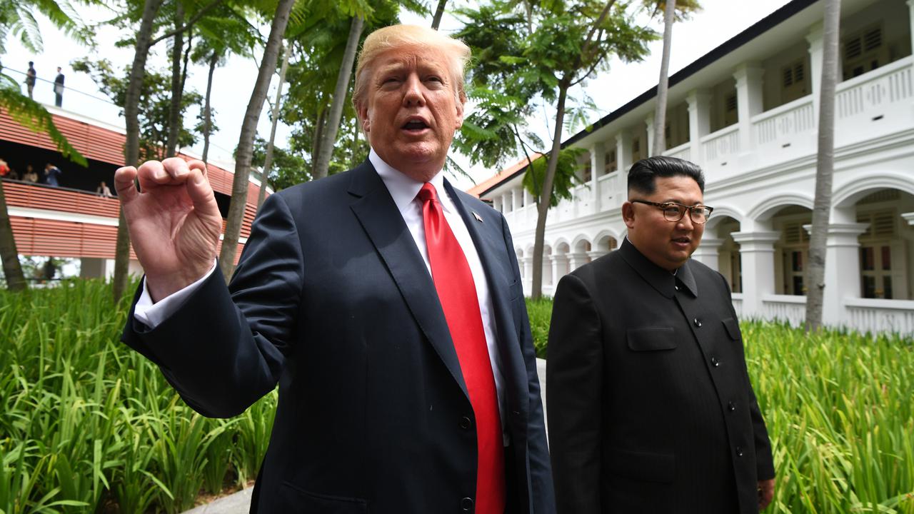 Keakraban Donald Trump dan Kim Jong-un Saat Berjalan di Taman