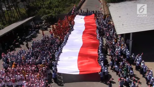 Para siswa SD dari sebuah sekolah di Salatiga, Jawa Tengah menjahit sebuah bendera sepanjang 25 meter dan lebar 5 meter.