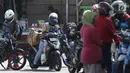Pemudik sepeda motor mengantre saat mengisi bahan bakar di SPBU kawasan Brebes, Jawa Tengah, Minggu (2/6/2019).  Sejumlah SPBU di Brebes terpantau ramai oleh para pemudik yang mengisi bahan bakar kendaraannya. (Liputan6.com/Herman Zakharia)