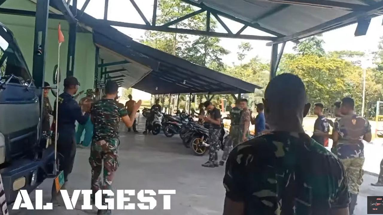 “Nanti semua kalian keluar, tapi jangan ada yang senyum ya. Jalan terus,” tutur perekam video.<br>