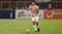 Pemain Persik Kediri, Vava Mario Yagalo dalam laga pembukaan BRI Liga 1 2021/2022 melawan Bali United di Stadion Utama Gelora Bung Karno, Jumat (27/8/2021). Persik kalah 0-1. (Foto: Bola.com/Ikhwan Yanuar)