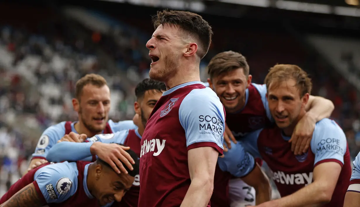 Declan Rice. Penampilan gelandang 22 tahun ini di lini tengah Inggris pada Euro 2020 lalu mampu menggusur posisi Jordan Henderson yang lebih senior. Pemain yang kini memperkuat West Ham United sejak 5 musim lalu harganya diprediksi naik 5 juta euro menjadi 70 juta euro. (Foto: AFP/Pool/John Sibley)