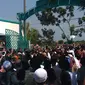 Ribuan warga mengantarkan jenazah Wali Kota Pekalongan, Achmad Alf Arslan Djunaid, dari rumah duka menuju ke pemakaman. (Liputan6.com/Fajar Eko Nugroho)