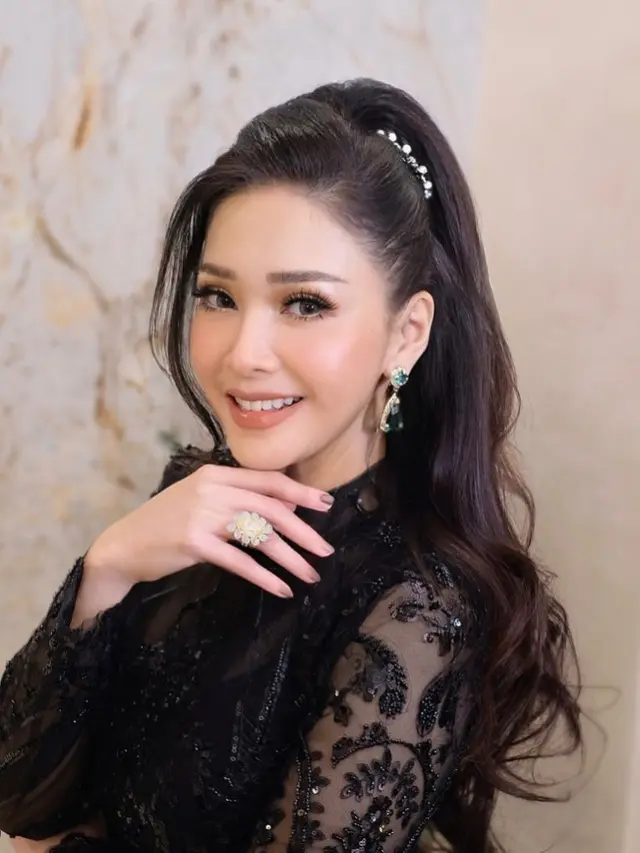 Koleksi Anting Maia Estianty