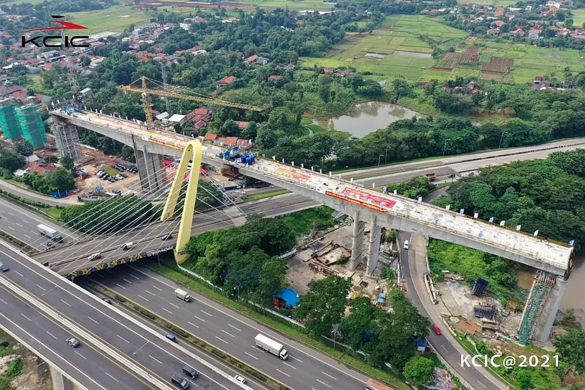 Proyek Kereta Cepat Jakarta-Bandung (KCJB) kembali menuntaskan salah satu pekerjaan struktur layang (elevated) yang merupakan titik kritis pembangunan di area Bekasi. (Dok KCIC)