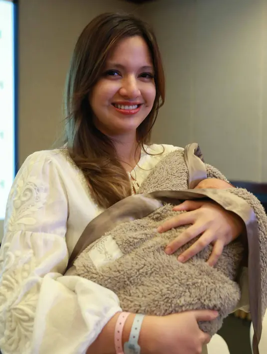 Lantas apa yang dilakukan untuk menghilangkan rasa panik oleh artis kelahiran Jakarta 27 tahun silam itu saat sedang di ruang operasi. Ia pun berbagi cerita beberapa hari setelah melahirkan.(Nurwahyunan/Bintang.com)
