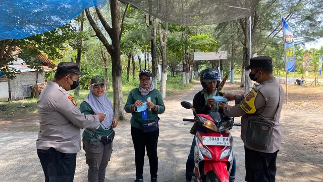 Polres Pemalang bagi masker gratis ke wisatawan dan petugas di objek wisata untuk mengantisipasi Covid-19 pada libur nataru. (Foto: Liputan6.com/Polres Pemalang)