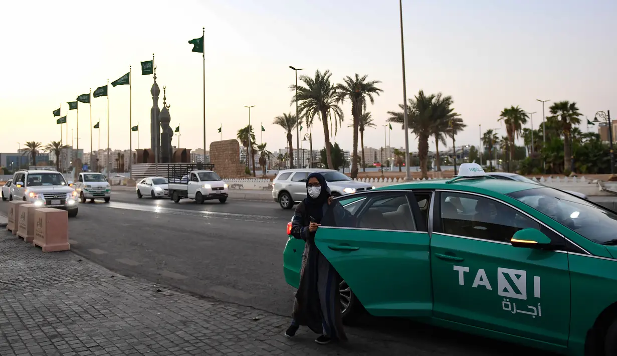 Seorang perempuan keluar dari taksi di kota Jeddah, Arab Saudi pada Rabu (11/11/2020). Ledakan terjadi di sebuah pemakaman di Jeddah, ketika para pejabat Amerika dan Eropa tengah memperingati akhir Perang Dunia I. (AFP)