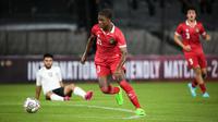 Pemain Timnas Indonesia U-20, Hugo Samir menggiring bola melewati pemain Timnas Fiji U-20 pada laga International Friendly Match U-20 di Stadion Utama Gelora Bung Karno (SUGBK), Jakarta, Jumat (17/02/2023). Timnas Indonesia U-20 menang dengan skor 4-0. (Bola.com/Bagaskara Lazuardi)