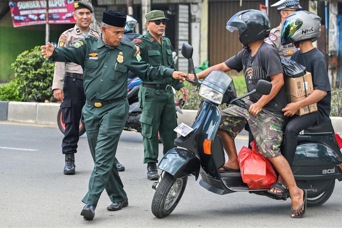 Aksi Polisi Syariat Aceh Razia Perempuan Berpakaian Ketat dan Laki-Laki Bercelana Pendek
