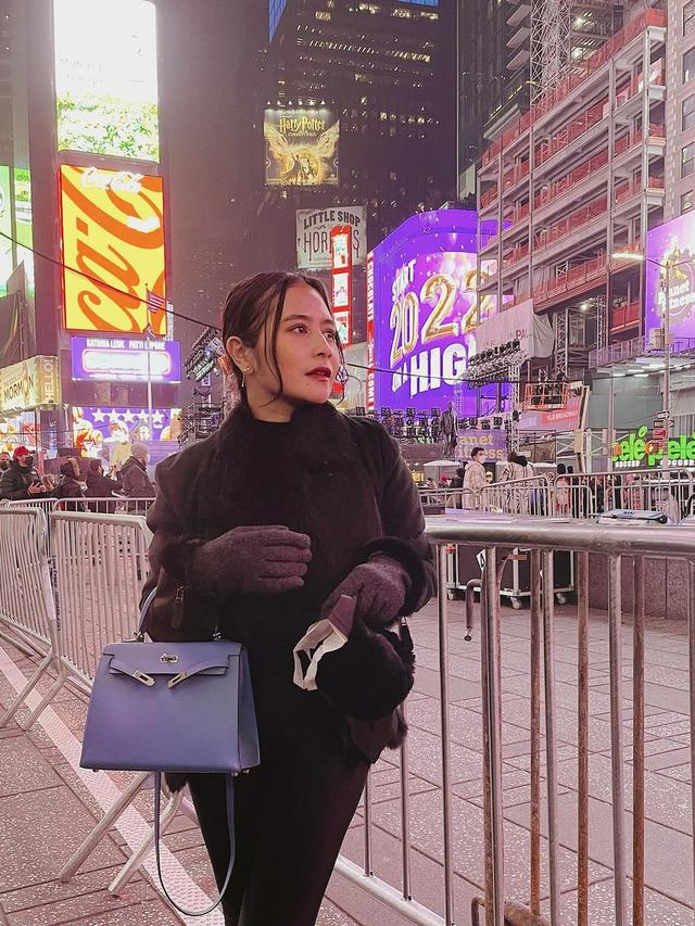 Prilly Latuconsina liburan tahun baru 2022 di New York City (Foto: Instagram/prillylatuconsina96)
