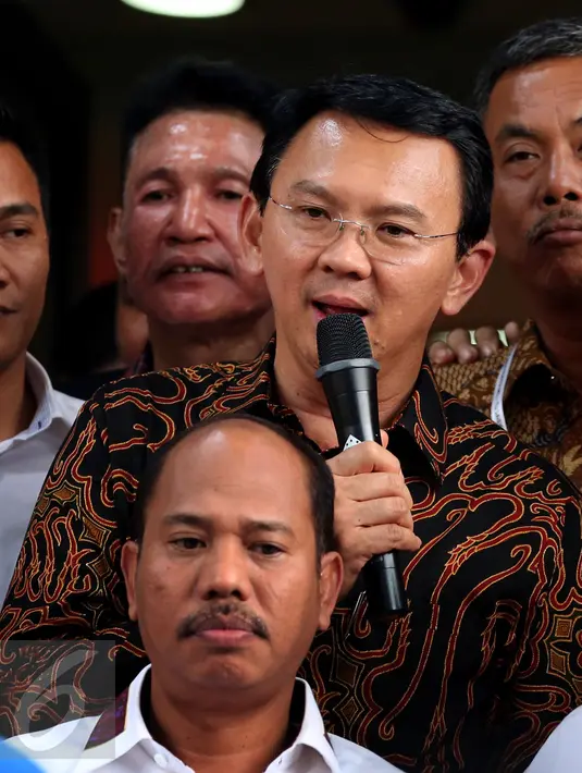 Gubernur DKI Jakarta Basuki Tjahja Purnama (Ahok) memberikan keterangan pers usai diperiksa Bareskrim Polri, Jakarta, Senin (7/11). Ahok diperiksa 9 jam dan diberi 22 pertanyaan terkait kasus dugaan penistaan Agama. (Liputan6.com/Johan Tallo)