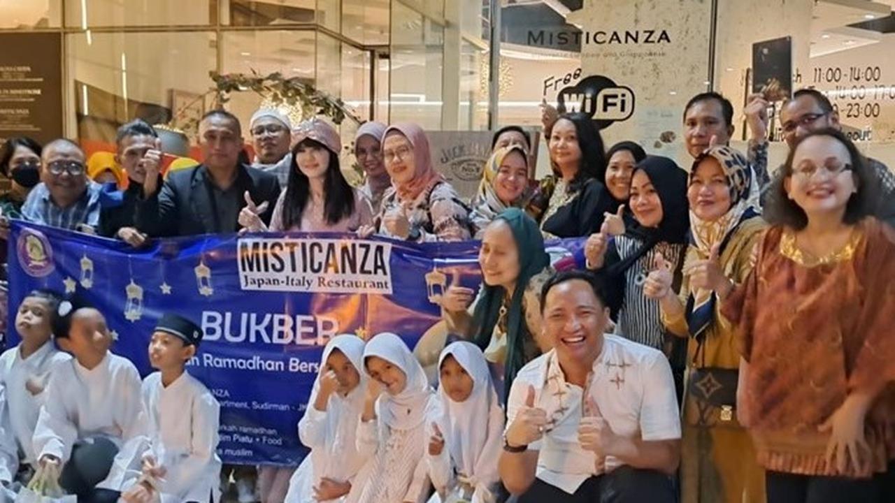 Iluni Menwa UI menggelar berkah Ramadan dengan membagikan santunan untuk anak yatim. (Istimewa)