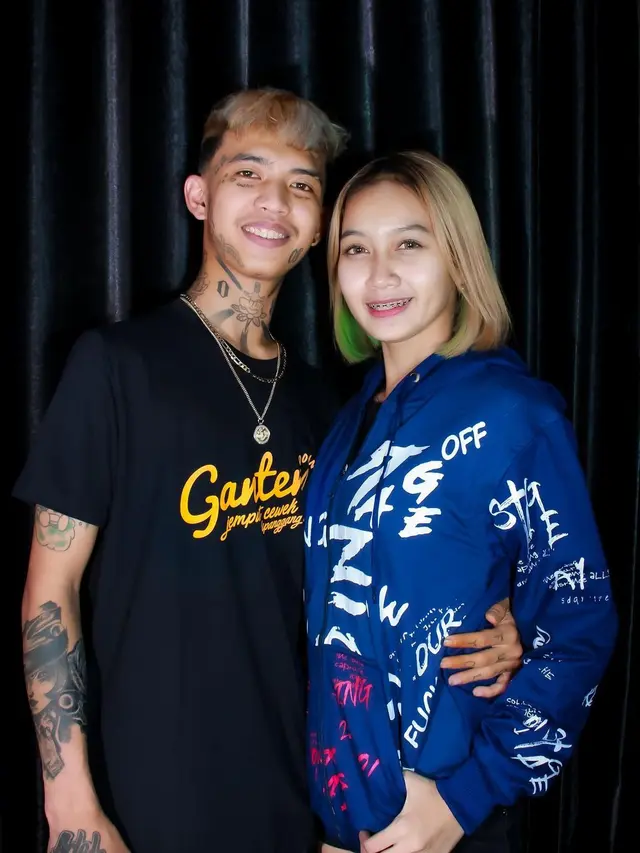 6 Potret Istri dari Cowok Viral 'Ganteng Doang Jemput Depan Gang'