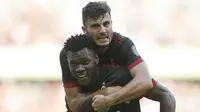 Selebrasi pemain AC Milan, Franck Kessie dan Patrick Crutone saat mencetak gol ke gawang Bayern Munchen di ICC, Sabtu (22/7/2017). (twitter.com/acmilan)