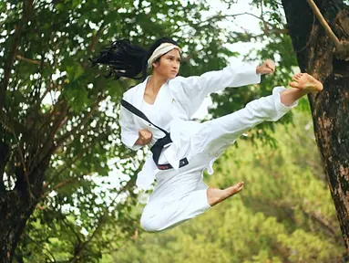 Sudah sejak tahun 2017, sosok Claresta Taufan menghiasi layar kaca Indonesia. Awalnya ia dikenal sebagai host dalam sebuah acara pertualangan. Dari sinilah ia mulai banyak muncul dan bermain FTV. Selain itu sebagai atlet karate ia sudah banyak menorehkan berbagai prestasi. (Liputan6.com/IG/@clarestaufan)