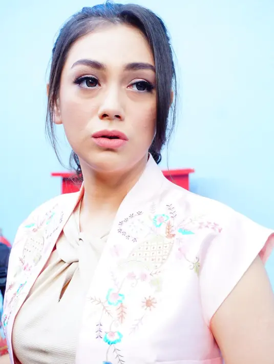 "Hubungan aku baik-baik saja, enggak ada masalah apa-apa, enggak ada terganggu soal keluarga, kerjaan, semua enggak ada masalah apa-apa sih, jalan aja kita mah," kata Celine di kawasan Tendean, Jawa Barat, Kamis (29/9/2016). (Syaiful Bahri/Bintang.com)