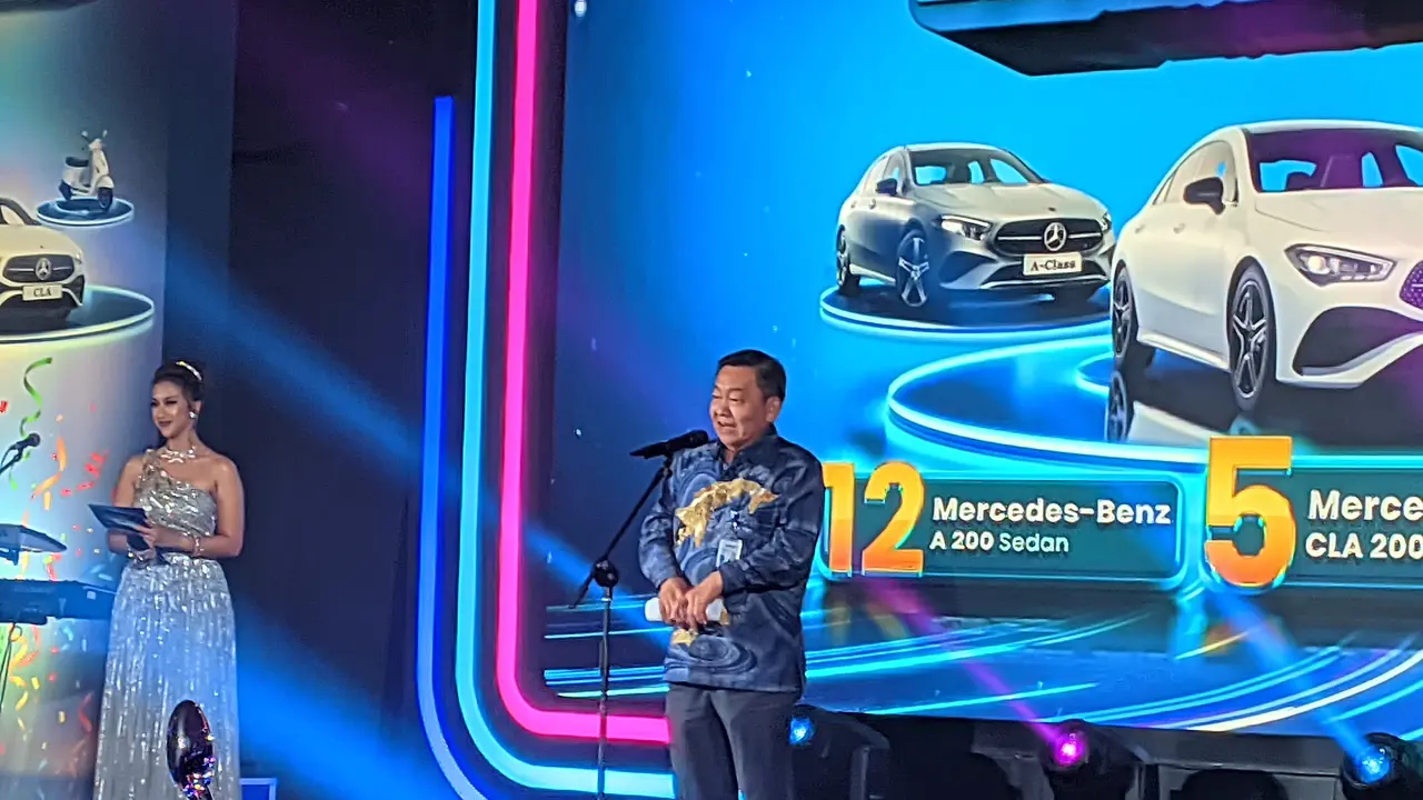 PT Bank Central Asia Tbk (BCA) kembali menggelar pengundian program Gebyar Hadiah BCA pada hari ini. terdapat 70 Unit Vespa hingga 17 Mercedes-Benz disebar untuk nasabah setia BCA. (Bima/Liputan6.com)