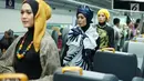 Model mengenakan kain batik dan tenun di kereta api bandara, Jakarta, Kamis (2/5/2019). Busana-busana yang diperagakan merupakan karya para mustahik atau orang maupun badan yang berhak menerima zakat atau infak/sedekah. (Liputan6.com/Immanuel Antonius)