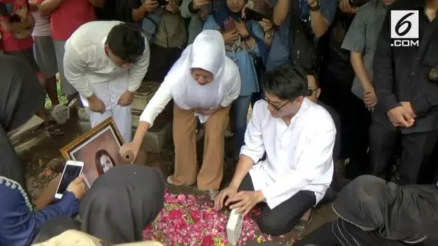 Jenazah Dylan Sahara dimakamkan di Ponorogo. Istri Ifan Seventeen ini turut menjadi korban tsunami di Tanjung Lesung, Banten.