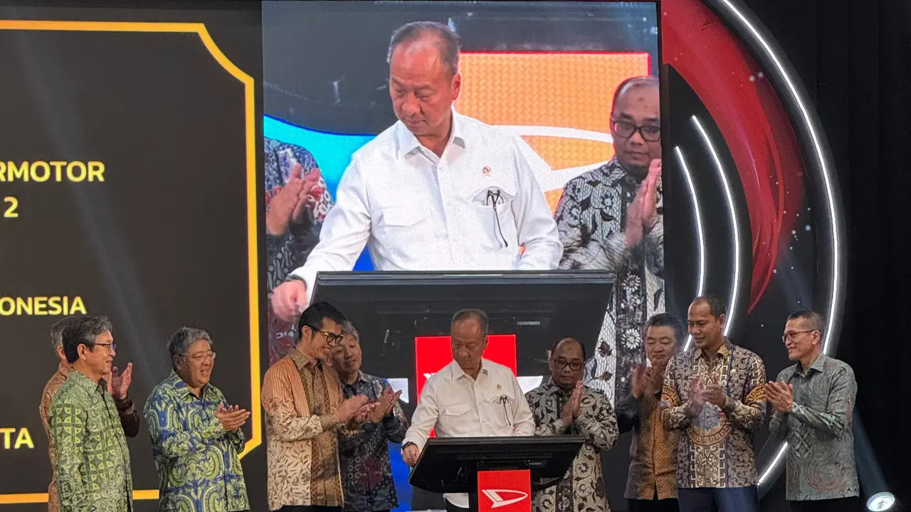 Menteri Perindustrian (Menperin) Agus Gumiwang Kartasasmita meresmikan pabrik baru Daihatsu di Karawang.