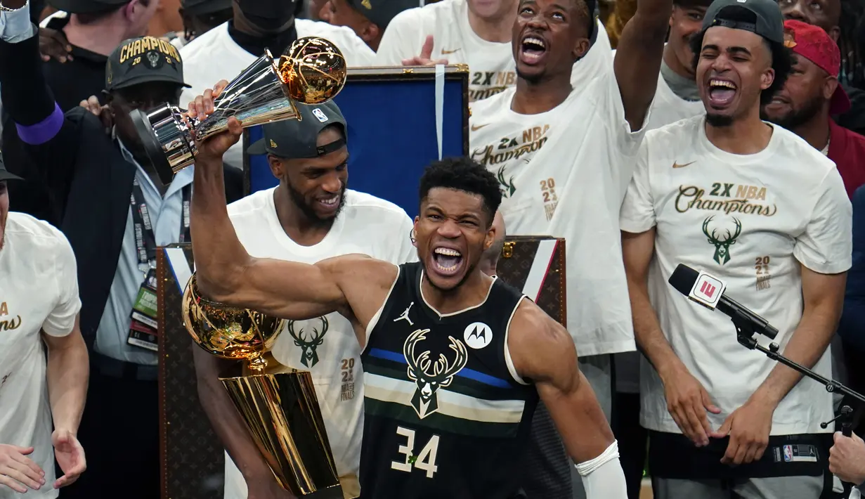 Pebasket Milwaukee Bucks Giannis Antetokounmpo (34) memegang trofi MVP final setelah Bucks mengalahkan Phoenix Suns di Game 6 Final NBA bola basket di Milwaukee, Selasa (20/7/2021).  Antetokounmpo menjadi bintang kemenangan dengan 50 poin, 5 blok, dan 14 rebound. (AP Photo/Paul Sansya)