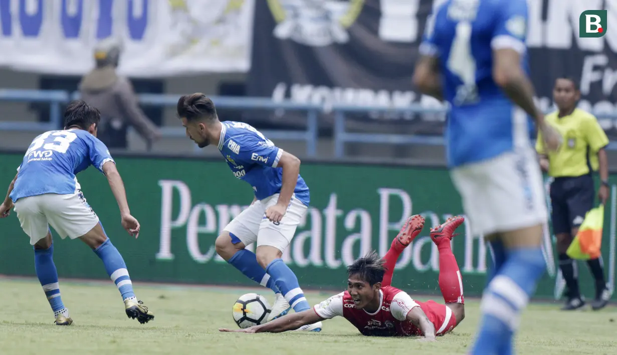 Striker Persib Bandung, Jonathan Bauman, merebut bola dari pemain Arema FC pada laga Liga 1 di Stadion GBLA, Jawa Barat, Kamis (13/9/2018). Persib menang 2-0 atas Arema FC. (Bola.com/M Iqbal Ichsan)