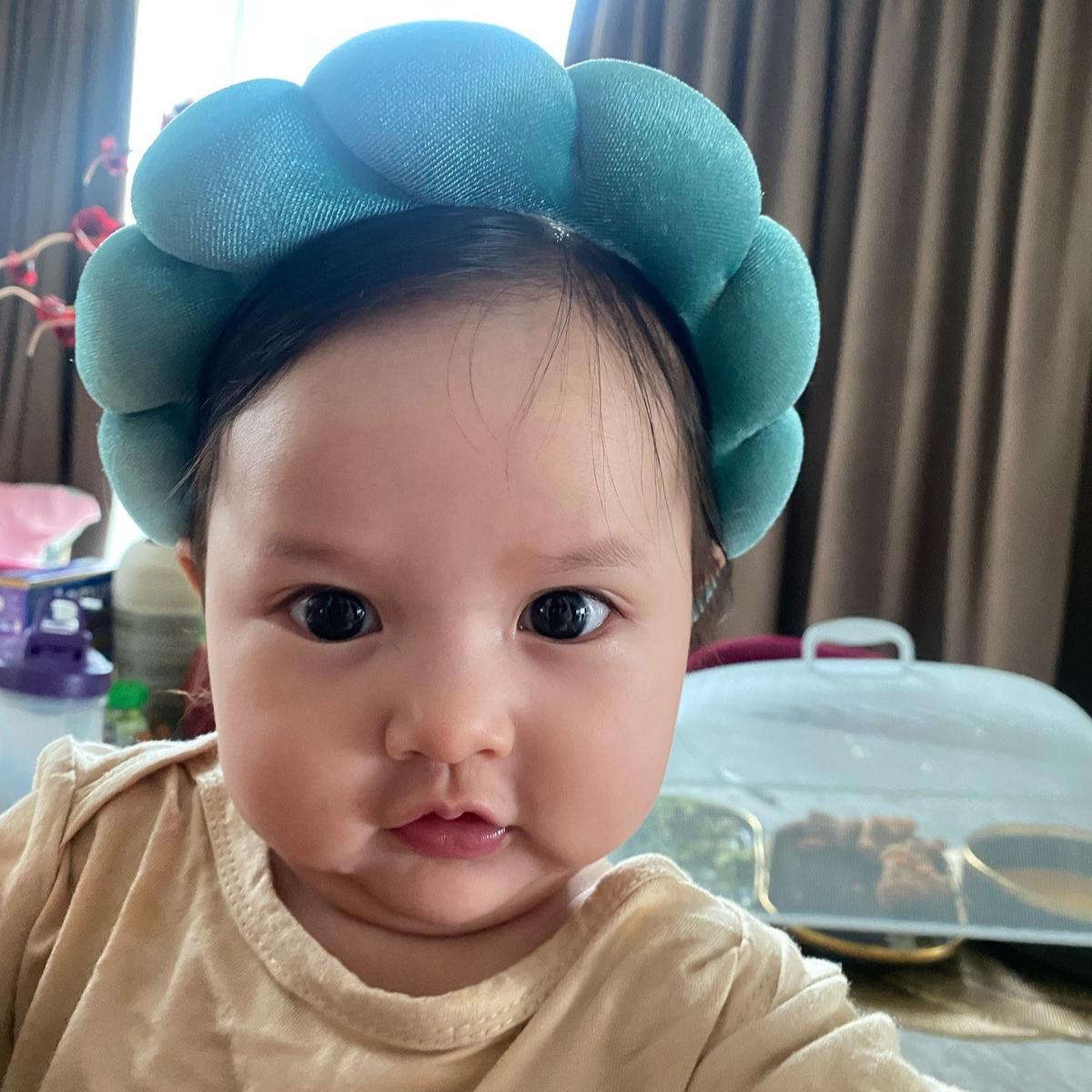Potret Baby Launa Anak Sabrina Anggraini dan Belva Devara dengan Berbagai Gaya Rambut