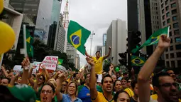 Para demonstran berteriak memprotes Presiden Brasil Dilma Rousseff, Sao Paulo, Brazil (15/3/2015). Satu juta demonstran memenuhi ruas jalan di kota-kota Brazil untuk memprotes ekonomi lesu, kenaikan harga dan korupsi. (Reuters/Nacho Doce)