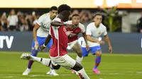 Gelandang Arsenal FC Bukayo Saka (7) melakukan tendangan penalti pada babak pertama pertandingan sepak bola Piala Champions melawan FC Barcelona, Rabu, 26 Juli 2023, di Inglewood, California (AP Photo/Ashley Landis)