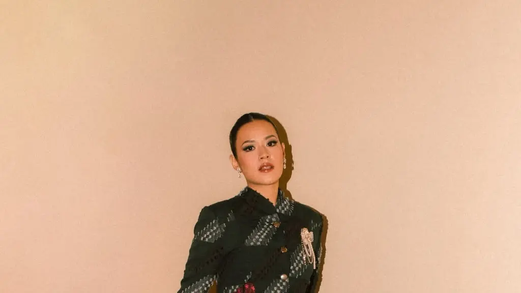 Look yang dikenakan Raisa menghadirkan interpretasi baru wastra Indonesia dalam nuansa yang lebih edgy dan teatrikal. [@wilsenwillimofficial].