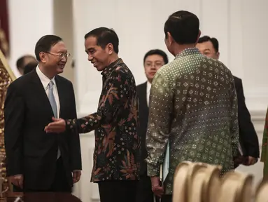 Presiden Joko Widodo atau Jokowi menerima kunjungan anggota Dewan Negara China Yang Jiechi (kiri) di Istana Merdeka, Jakarta, Senin (9/5). Persoalan energi dan kereta cepat menjadi pembahasan dalam pertemuan tertutup itu. (Liputan6.com/Faizal Fanani)