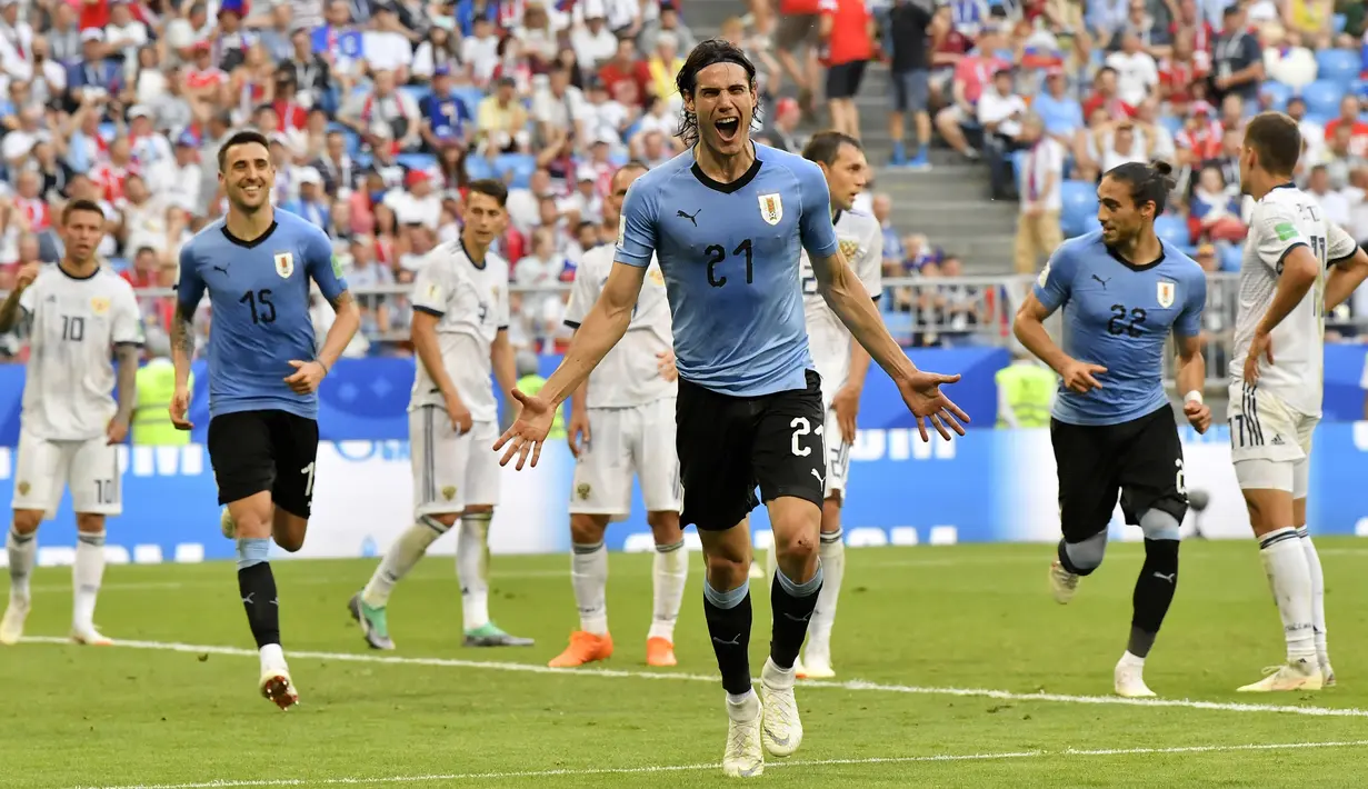 Pemain Uruguay, Edinson Cavani (tengah) merayakan golnya ke gawang Rusia pada laga grup A Piala Dunia 2018 di Samara Arena, Samara, Rusia, (25/6/2018). Uruguay menang 3-0. (AP/Martin Meissner)