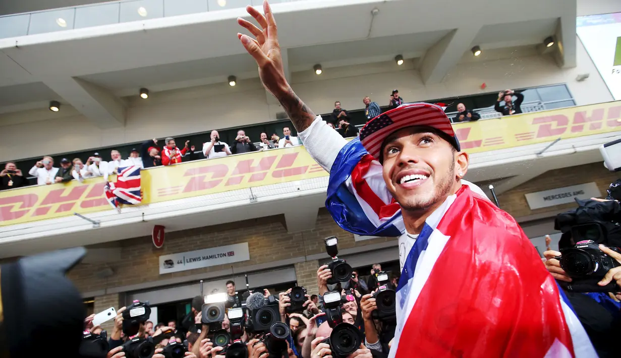 Pebalap Mercedes GP, Lewis Hamilton, merayakan gelar juara dunia F1 yang diraihnya di Sirkuit The Americas, Austin, AS, Senin (26/10/2015) dini hari WIB. (Action Images via Reuters/Hoch Zwei)
