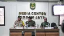 Kasubdispenum AU Letkol Sus M Yuris didampingi Kapendam Jaya Kolonel Inf Kristomei Sianturi menyampaikan keterangan terkait insiden penembakan perwira TNI AD, Letkol Dono Kuspriyanto di  Makodam Jaya, Jakarta, Rabu (26/12). (Liputan6.com/Faizal Fanani)