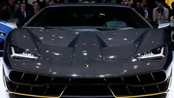 Mobil Lamborghini Centenario tampak depan dipamerkan pada 86 International Motor Show di Jenewa , Swiss , 1 Maret 2016. Pihak Lamborghini mengatakan hanya memproduksi sebanyak 20 unit.( REUTERS / Denis Balibouse)