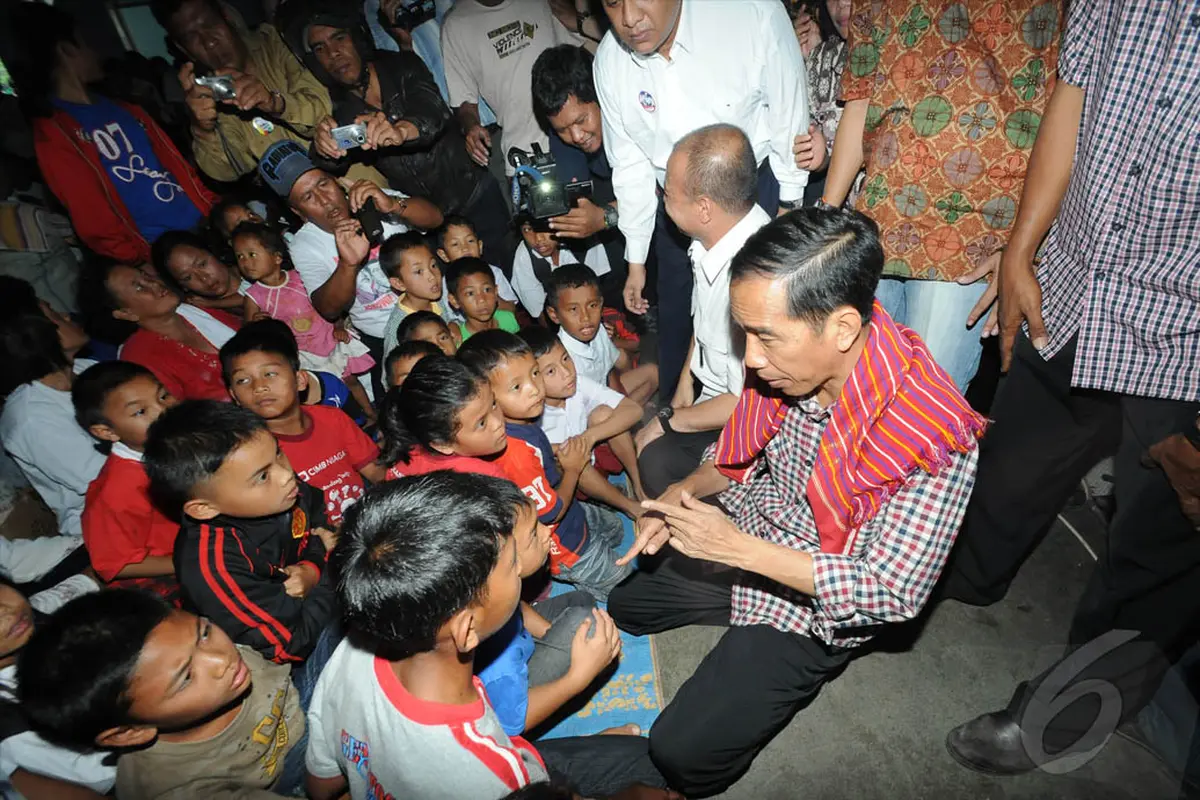 Jokowi Dapat Ulos di Pengungsian Sinabung
