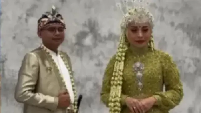 Kebaya Hijau Lime‑Green (Instagram @putri.karlina14)