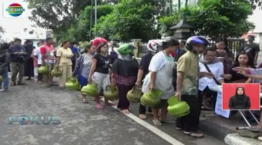 Kondisi serupa juga terjadi di Jakarta. Jika ada stok gas elpiji 3 kg, warga harus menunjukkan KTP.