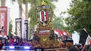 Kemeriahan parade budaya yang diadakan oleh Bali United di sepanjang Jalan By Pass Dharma Giri menuju Stadion Kapten I Wayan Dipta, Bali, Senin (23/12). Parade budaya diadakan untuk merayakan gelar juara Bali United. (Bola.com/Aditya Wany)