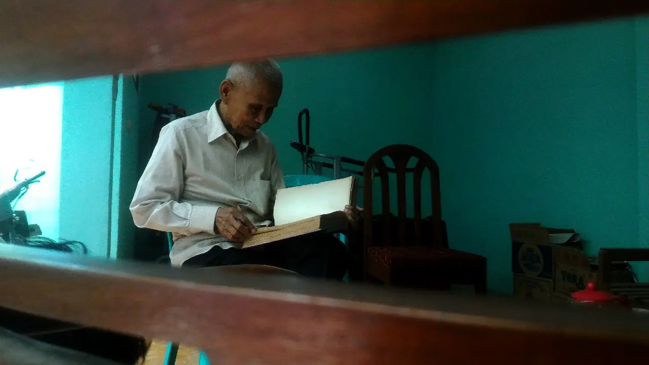  Setiap hari, Ishak yang merupakan mantan anggota Cakrabirawa itu membaca buku dan koran di gym kecilnya di samping rumah. (/Muhamad Ridlo)
