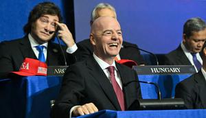 (Kiri/Kanan) Presiden Argentina, Javier Milei, dan Presiden FIFA, Gianni Infantino, menghadiri pertemuan perdana "Board of Peace" yang diselenggarakan oleh Presiden AS, Donald Trump, di Institute of Peace AS di Washington, DC, pada 19 Februari 2026. (SAUL LOEB/AFP)